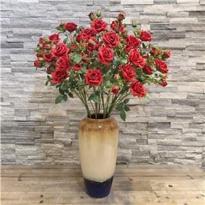 Roses artificielles avec tiges